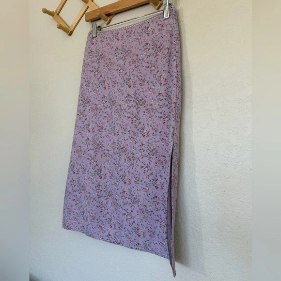 John Galt Floral Midi Skirt W/ Side Slit in Lavender. - Picture 2 of 10